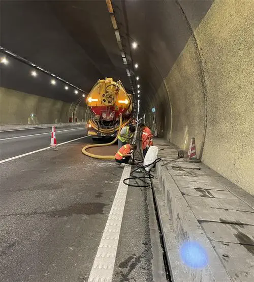 灵武隧道排水渠清淤